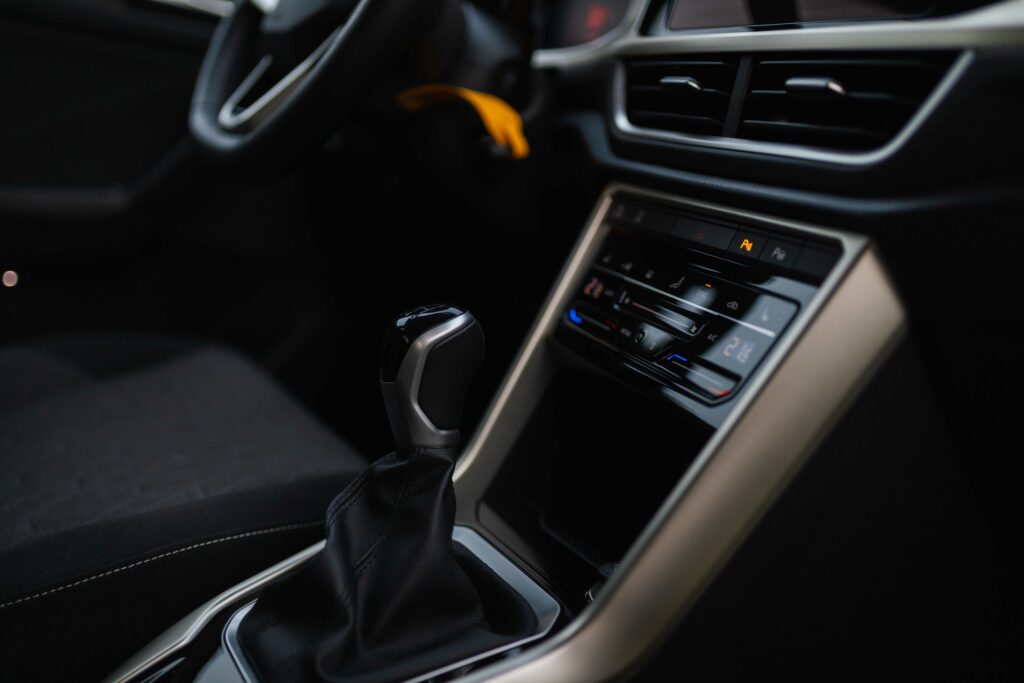 Detailansicht Innenraum mit Schaltung des VW T-Roc