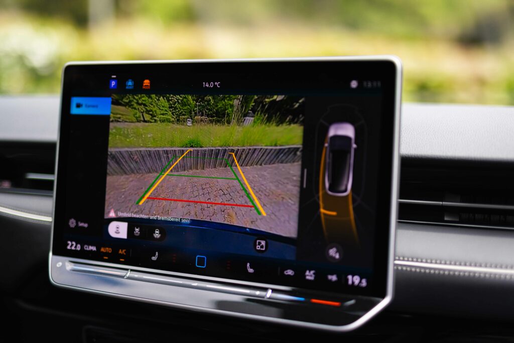 Display mit Bild der Rückfahrkamera des ID.7