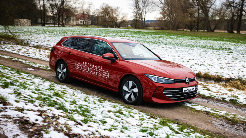 VW Passat während der Fahrt über Landstraße mit Schnee