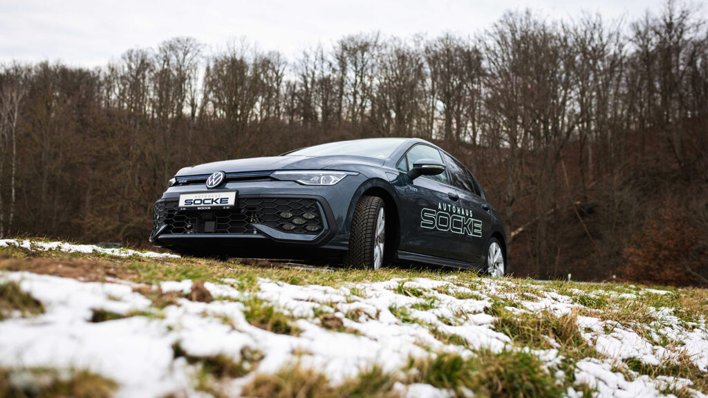 Golf GTE auf einem schneebedeckten Hügel