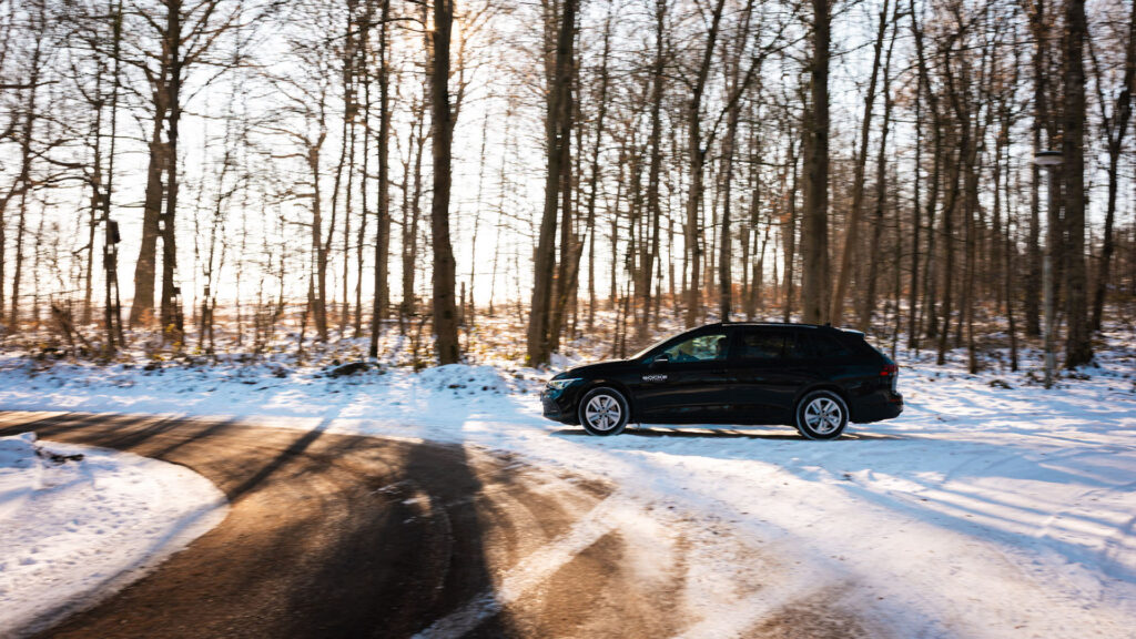 Golf Variant in Schneebedeckten Wald mit Nachmittags Sonne