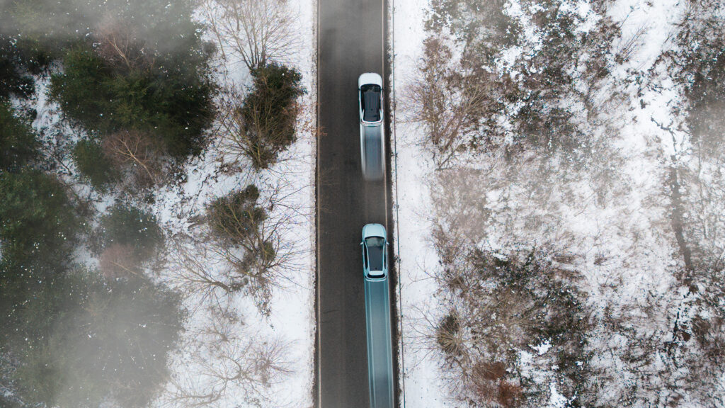 Autohaus Socke T-Roc und Golf fahren durch winterlichen Wald