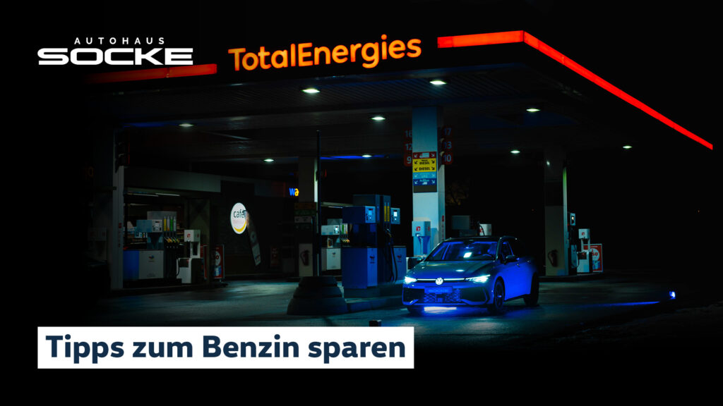 Sockes Tipps zum benzin sparen, Auto steht nachts an einer beleuchteten Tankstelle
