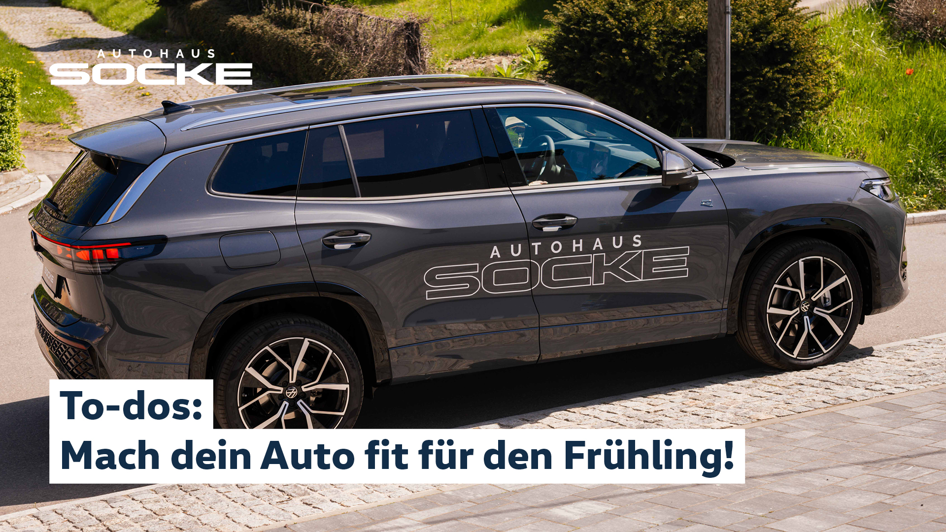 Tipps: Mache dein Auto fit für den Frühling. Bild: Graues Autohaus Socke Auto fährt bei Sonnenschein