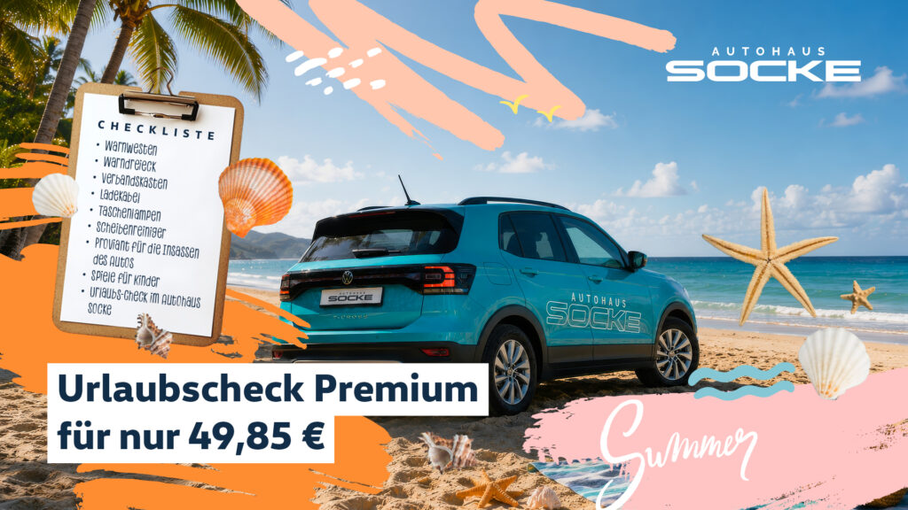 Hellblauer VW am Strand, Was gehört vor dem Urlaub in dein Auto