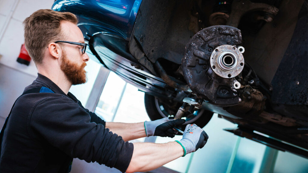 Autohaus Socke Mitarbeiter arbeitet in der Werkstatt