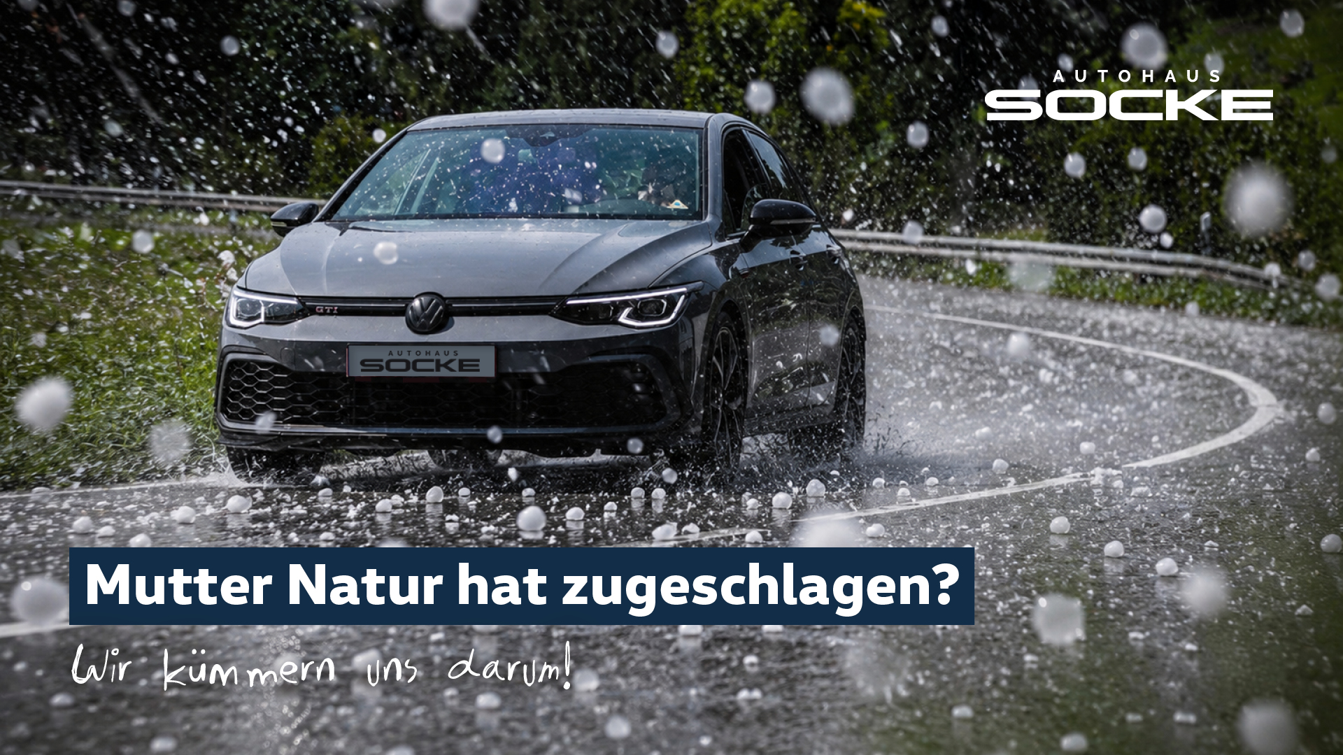 VW fährt bei Hagel über eine Landstraße