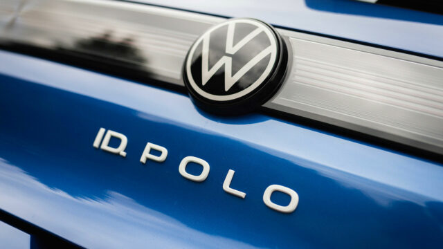 Nahaufnahme der Heckklappe mit dem zentralen Volkswagen-Logo und dem Schriftzug „ID. POLO“.