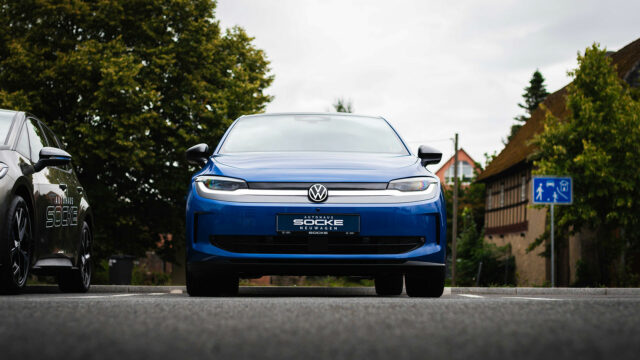 Frontansicht eines blauen Volkswagen ID. POLO auf einem Parkplatz vor dem Autohaus Socke
