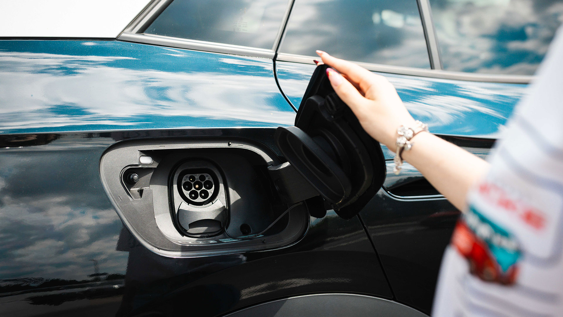 geöffnete Ladeklappe eines E-Autos